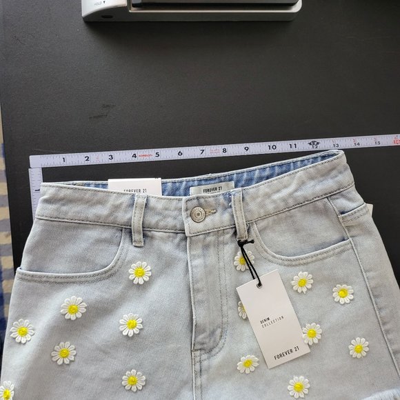 NWT Forever 21 Sunflower Embellished Fray Hem Cutoff Denim Blue Jean Shorts 25 - Picture 6 of 11